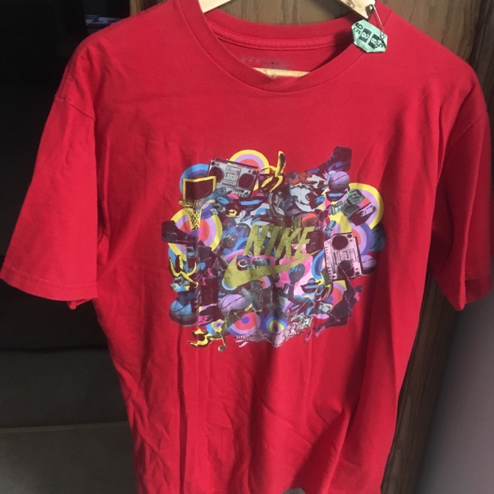 Medium Nike Front Print Red t-shirt - Picture 2 of 3